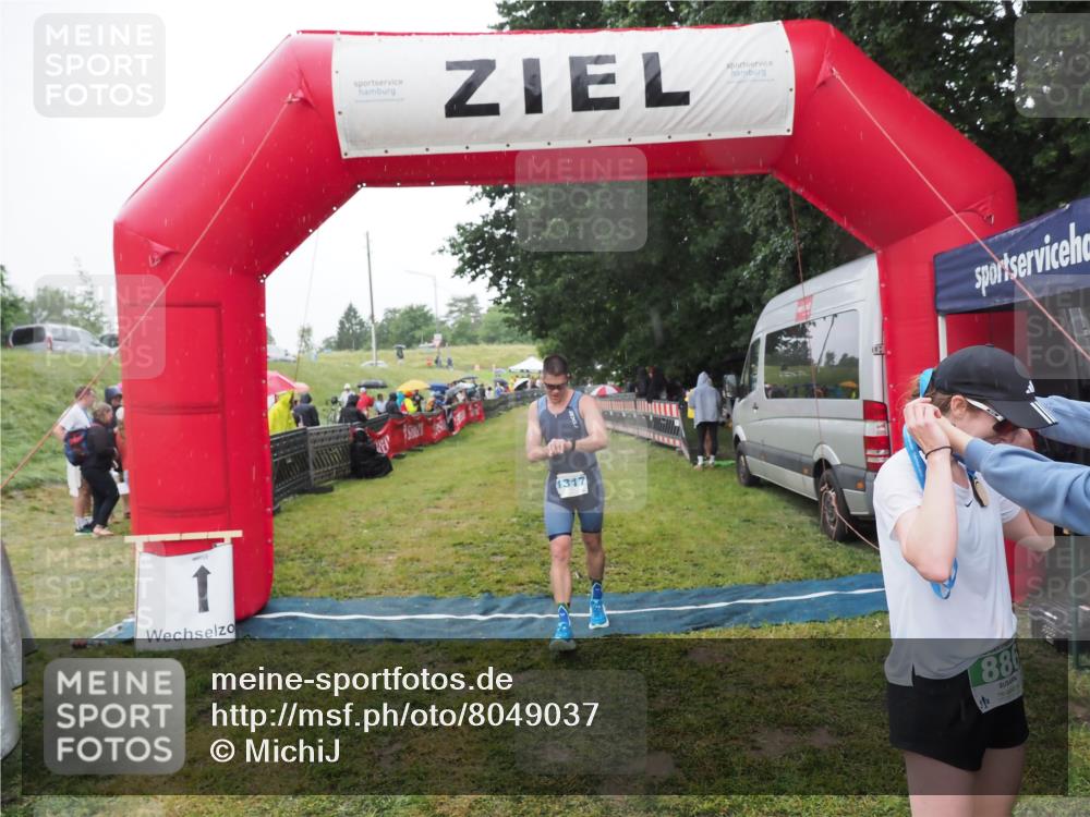 21.06.2025 - 27. Vierlanden-Triathlon MichiJ http://msf.ph/oto/8049037 15.06.2026 14:22:54 Ziel 886, 1317 meine-sportfotos.de