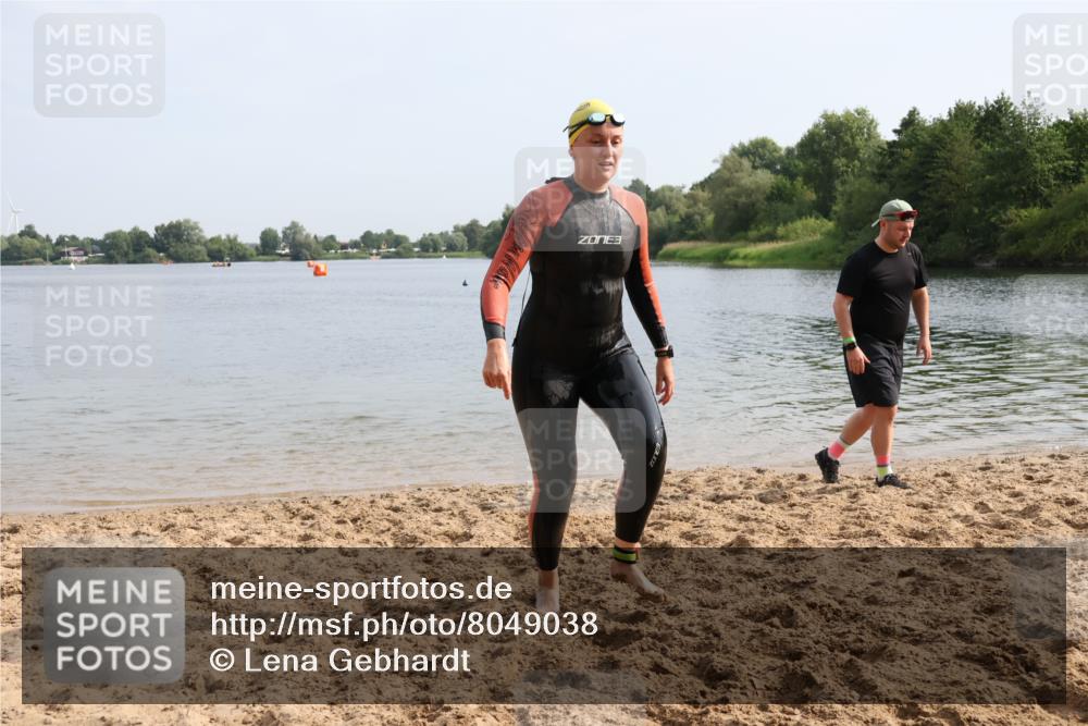 15.06.2025 - 27. Vierlanden-Triathlon Lena Gebhardt http://msf.ph/oto/8049038 15.06.2025 09:12:04 Schwimmen 201, 215, 229 meine-sportfotos.de