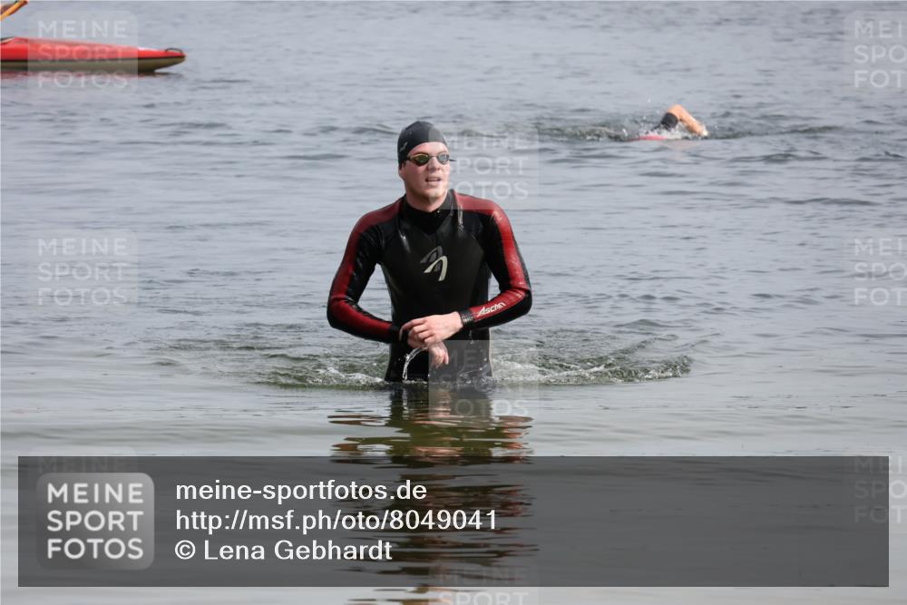 15.06.2025 - 27. Vierlanden-Triathlon Lena Gebhardt http://msf.ph/oto/8049041 15.06.2025 09:13:23 Schwimmen 237 meine-sportfotos.de