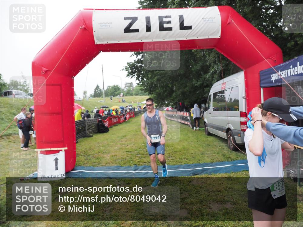 21.06.2025 - 27. Vierlanden-Triathlon MichiJ http://msf.ph/oto/8049042 15.06.2026 14:22:54 Ziel 886, 1317 meine-sportfotos.de