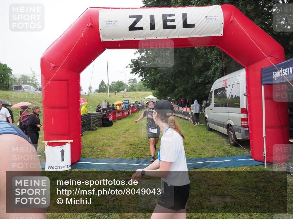 21.06.2025 - 27. Vierlanden-Triathlon MichiJ http://msf.ph/oto/8049043 15.06.2026 14:23:01 Ziel 1202 meine-sportfotos.de