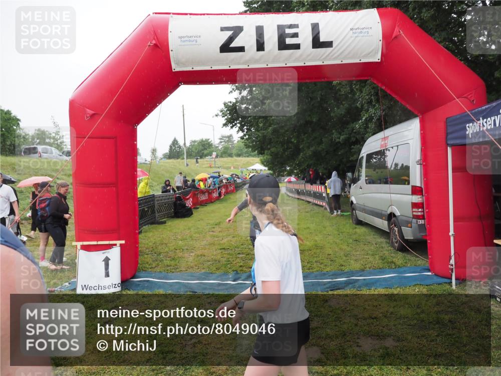 21.06.2025 - 27. Vierlanden-Triathlon MichiJ http://msf.ph/oto/8049046 15.06.2026 14:23:02 Ziel 1202 meine-sportfotos.de