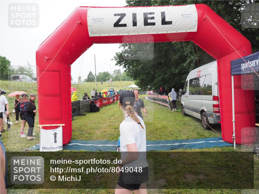 21.06.2025 - 27. Vierlanden-Triathlon MichiJ http://msf.ph/oto/8049048 15.06.2026 14:23:02 Ziel 1202 meine-sportfotos.de