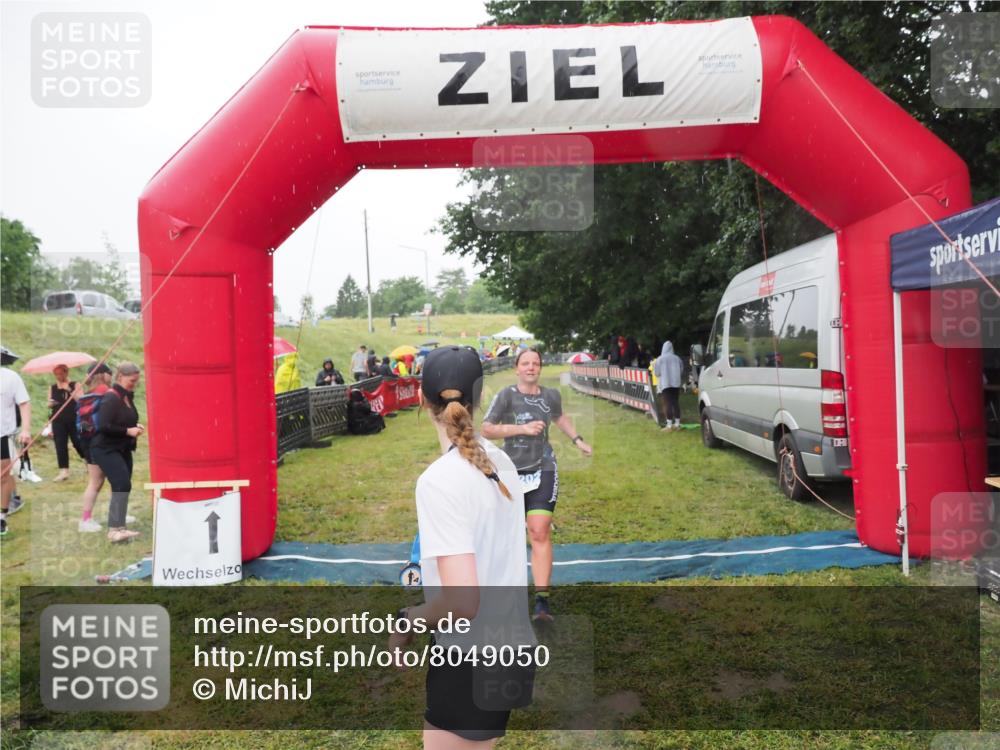 21.06.2025 - 27. Vierlanden-Triathlon MichiJ http://msf.ph/oto/8049050 15.06.2026 14:23:02 Ziel 1202 meine-sportfotos.de