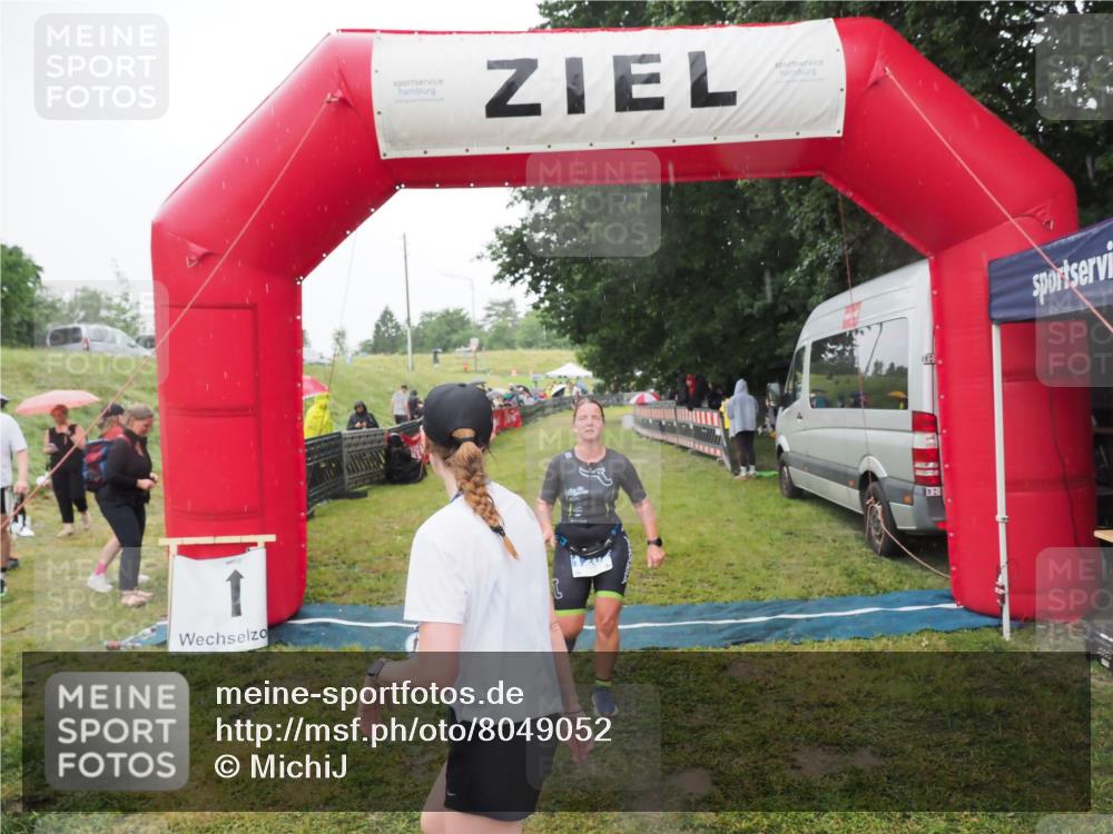 21.06.2025 - 27. Vierlanden-Triathlon MichiJ http://msf.ph/oto/8049052 15.06.2026 14:23:02 Ziel 1202 meine-sportfotos.de