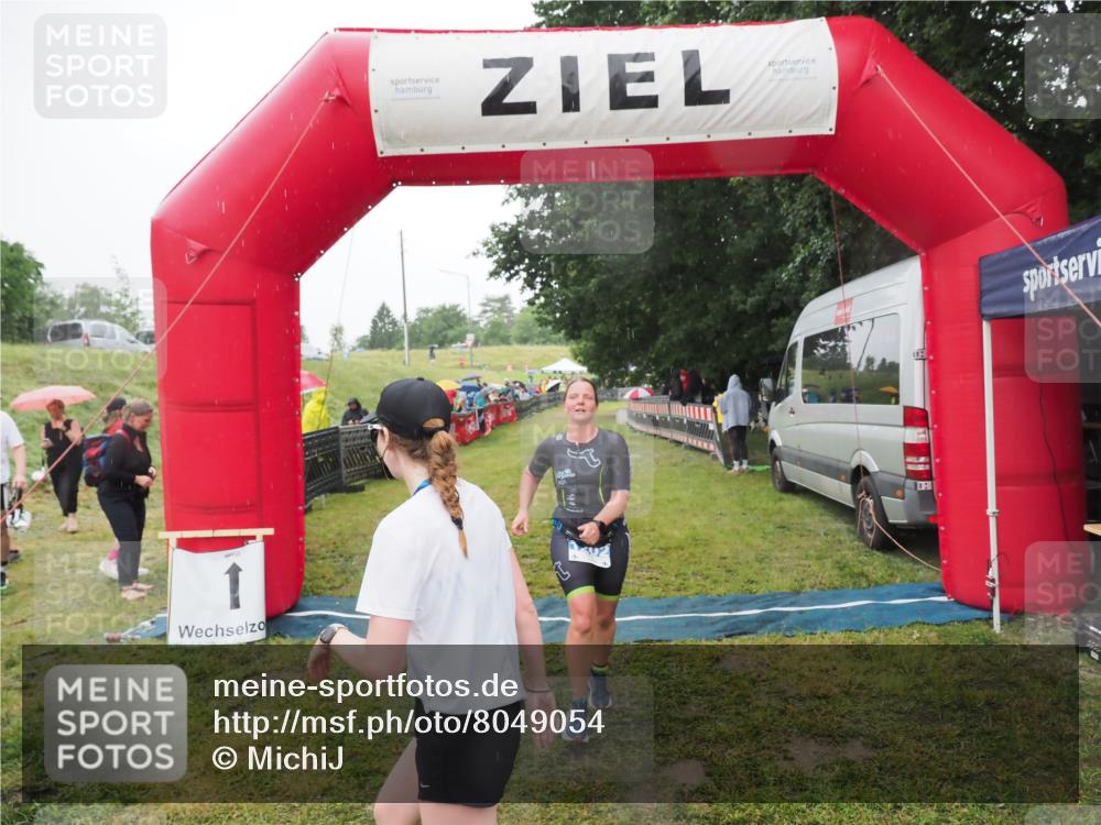 21.06.2025 - 27. Vierlanden-Triathlon MichiJ http://msf.ph/oto/8049054 15.06.2026 14:23:02 Ziel 1202 meine-sportfotos.de