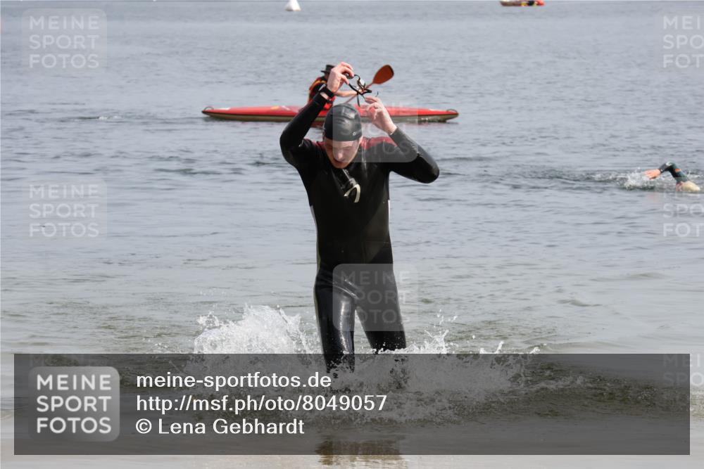 15.06.2025 - 27. Vierlanden-Triathlon Lena Gebhardt http://msf.ph/oto/8049057 15.06.2025 09:13:27 Schwimmen 237 meine-sportfotos.de