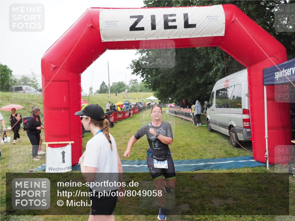 21.06.2025 - 27. Vierlanden-Triathlon MichiJ http://msf.ph/oto/8049058 15.06.2026 14:23:02 Ziel 1202 meine-sportfotos.de