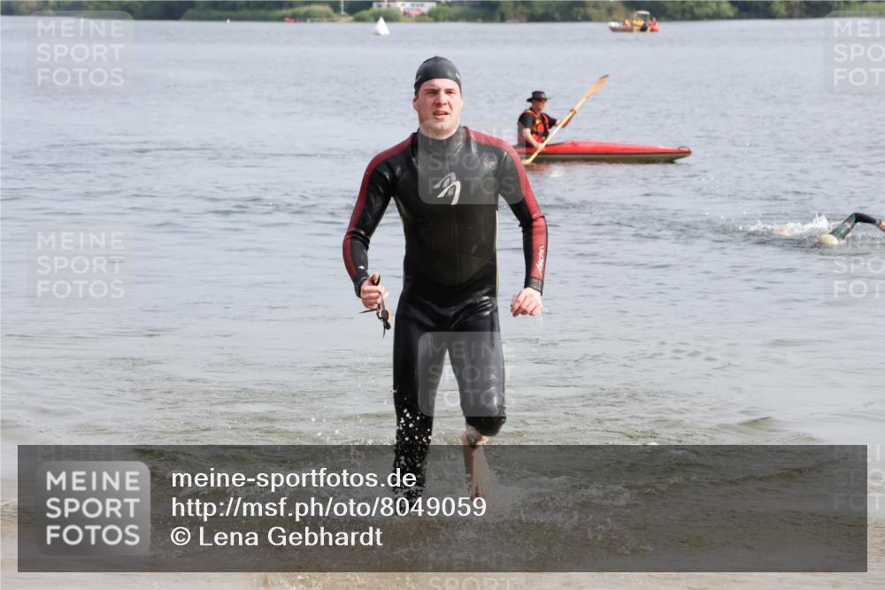 15.06.2025 - 27. Vierlanden-Triathlon Lena Gebhardt http://msf.ph/oto/8049059 15.06.2025 09:13:29 Schwimmen 237 meine-sportfotos.de