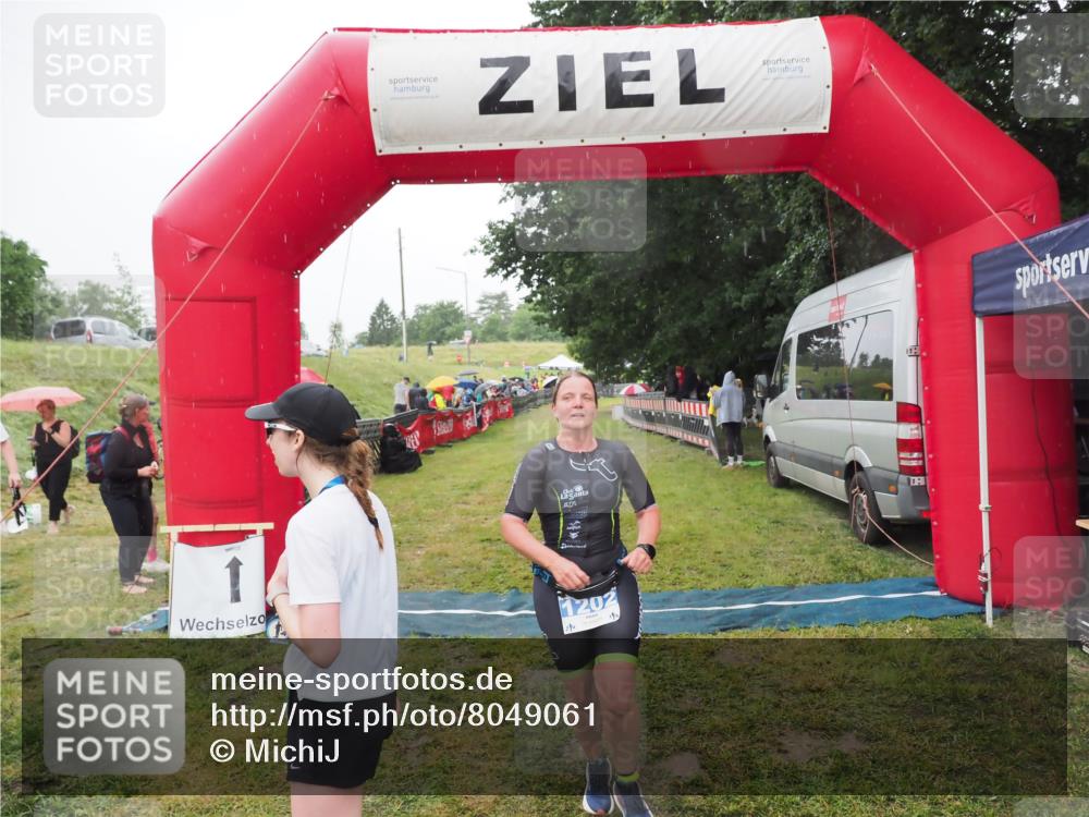 21.06.2025 - 27. Vierlanden-Triathlon MichiJ http://msf.ph/oto/8049061 15.06.2026 14:23:02 Ziel 1202 meine-sportfotos.de
