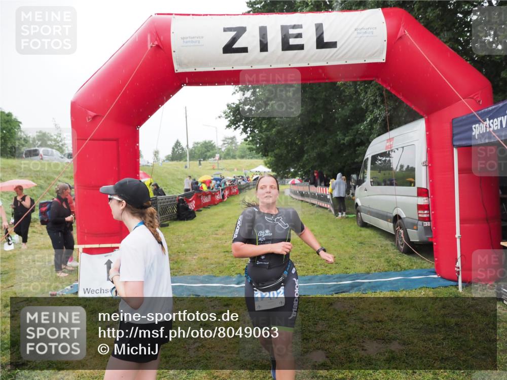 21.06.2025 - 27. Vierlanden-Triathlon MichiJ http://msf.ph/oto/8049063 15.06.2026 14:23:03 Ziel 1202 meine-sportfotos.de