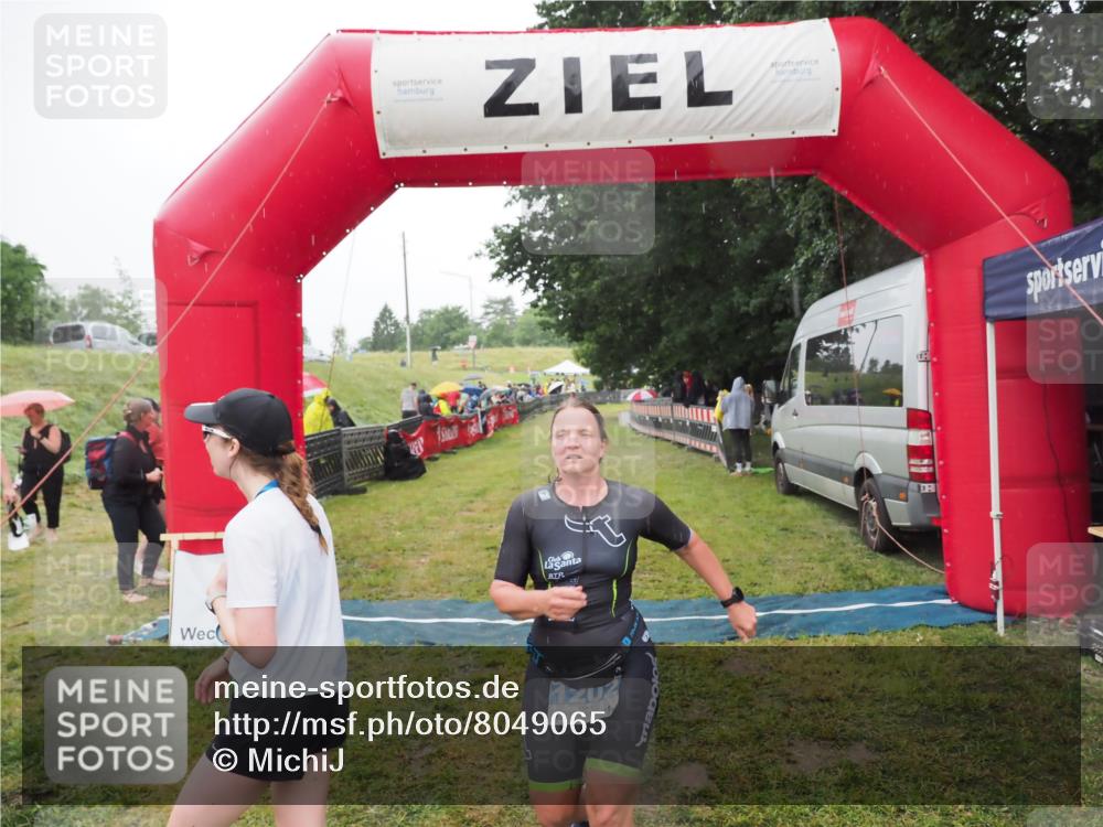 21.06.2025 - 27. Vierlanden-Triathlon MichiJ http://msf.ph/oto/8049065 15.06.2026 14:23:03 Ziel 1202 meine-sportfotos.de
