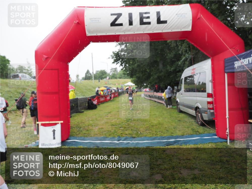 21.06.2025 - 27. Vierlanden-Triathlon MichiJ http://msf.ph/oto/8049067 15.06.2026 14:23:06 Ziel 1202, 1270 meine-sportfotos.de