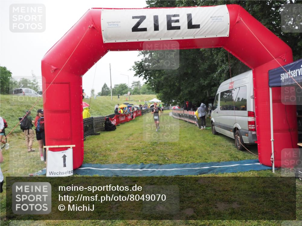 21.06.2025 - 27. Vierlanden-Triathlon MichiJ http://msf.ph/oto/8049070 15.06.2026 14:23:06 Ziel 1202, 1270 meine-sportfotos.de