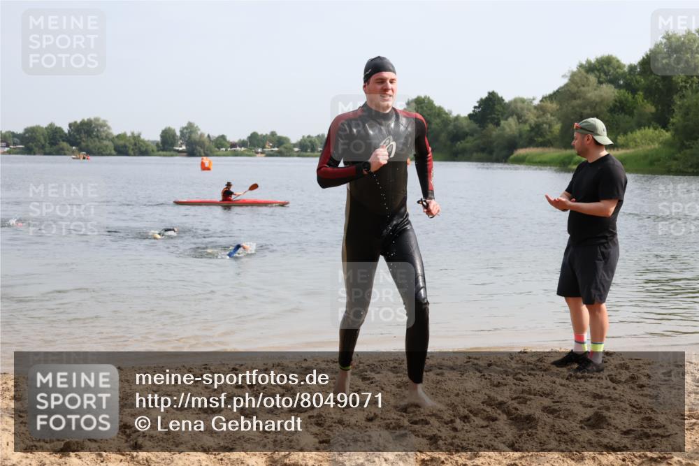 15.06.2025 - 27. Vierlanden-Triathlon Lena Gebhardt http://msf.ph/oto/8049071 15.06.2025 09:13:32 Schwimmen 237 meine-sportfotos.de