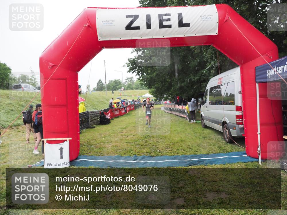 21.06.2025 - 27. Vierlanden-Triathlon MichiJ http://msf.ph/oto/8049076 15.06.2026 14:23:07 Ziel 1202, 1270 meine-sportfotos.de