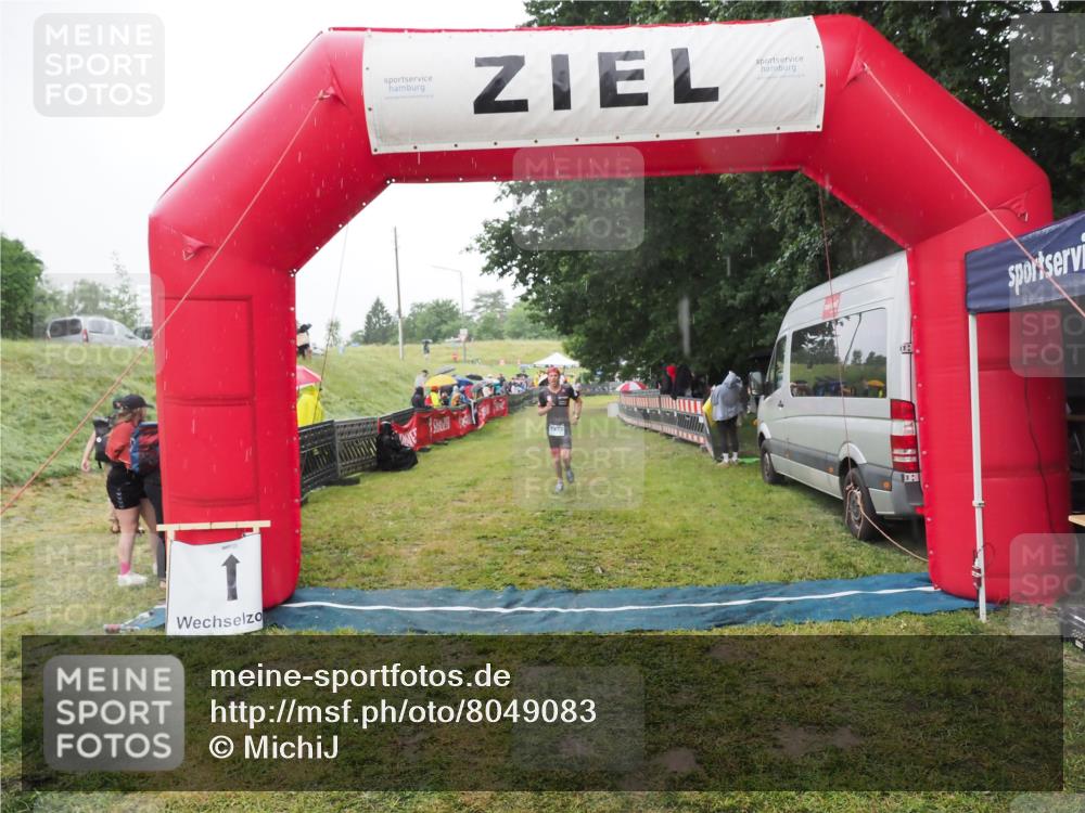 21.06.2025 - 27. Vierlanden-Triathlon MichiJ http://msf.ph/oto/8049083 15.06.2026 14:23:07 Ziel 1202, 1270 meine-sportfotos.de