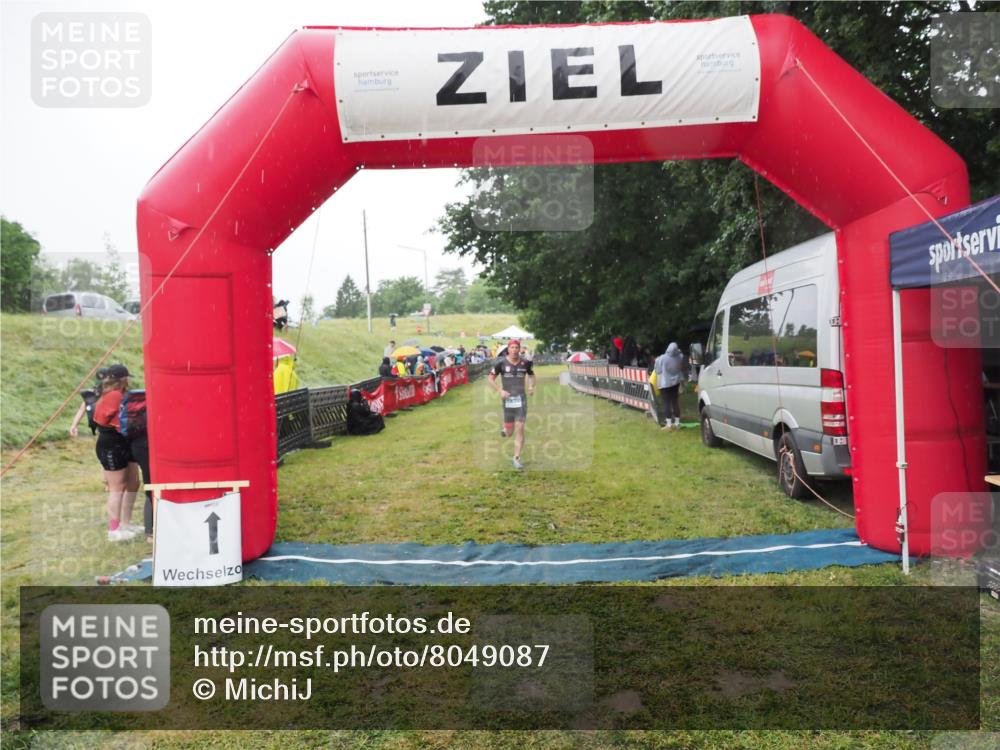 21.06.2025 - 27. Vierlanden-Triathlon MichiJ http://msf.ph/oto/8049087 15.06.2026 14:23:07 Ziel 1202, 1270 meine-sportfotos.de