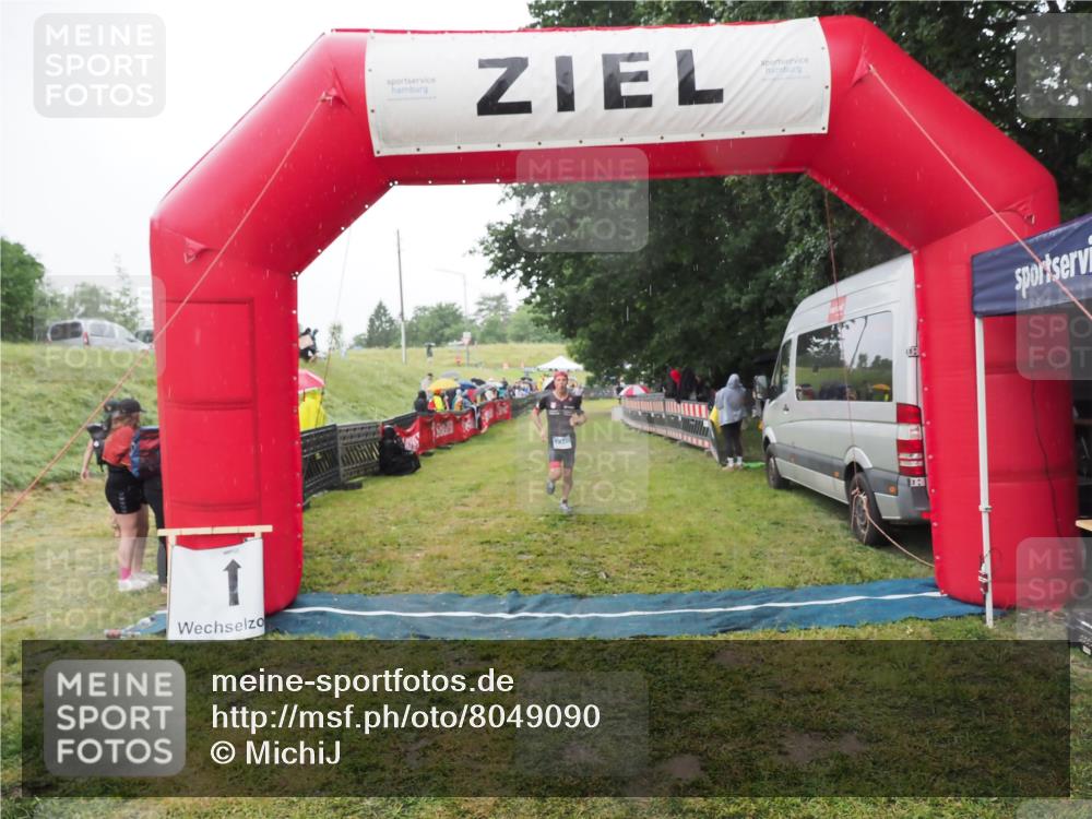 21.06.2025 - 27. Vierlanden-Triathlon MichiJ http://msf.ph/oto/8049090 15.06.2026 14:23:07 Ziel 1202, 1270 meine-sportfotos.de