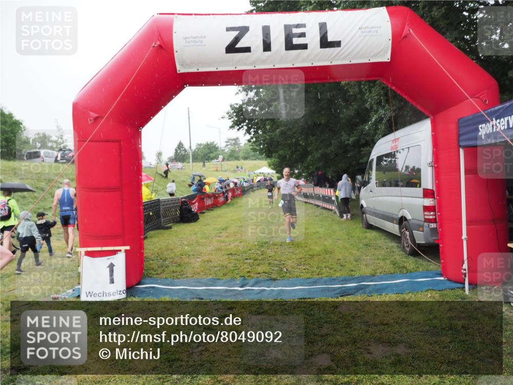 21.06.2025 - 27. Vierlanden-Triathlon MichiJ http://msf.ph/oto/8049092 15.06.2026 14:23:15 Ziel 1270, 1275 meine-sportfotos.de