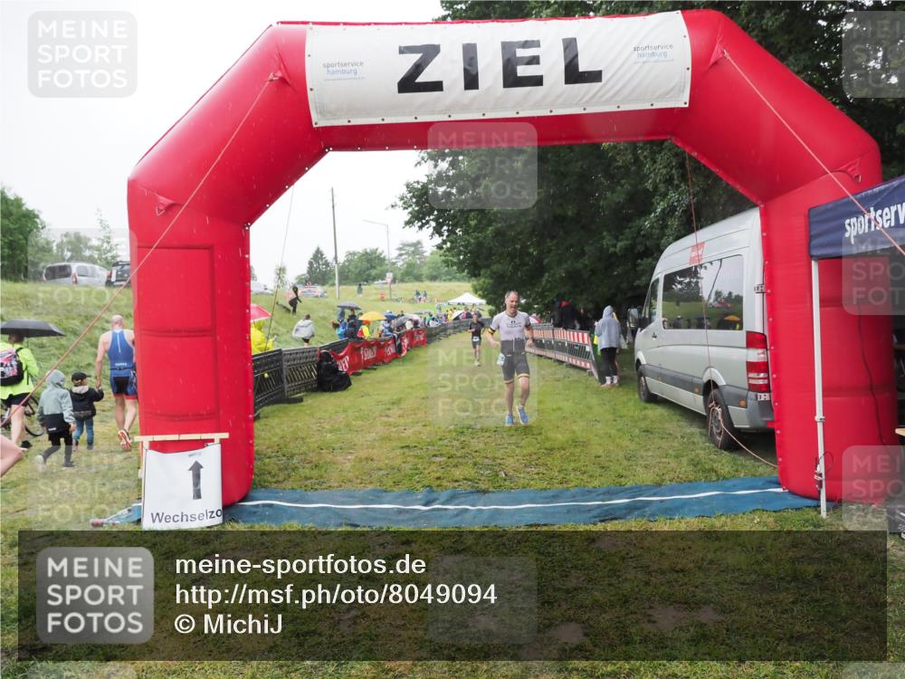 21.06.2025 - 27. Vierlanden-Triathlon MichiJ http://msf.ph/oto/8049094 15.06.2026 14:23:15 Ziel 1270, 1275 meine-sportfotos.de