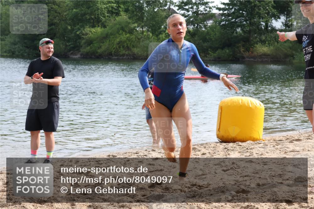 15.06.2025 - 27. Vierlanden-Triathlon Lena Gebhardt http://msf.ph/oto/8049097 15.06.2025 09:13:47 Schwimmen 203, 228 meine-sportfotos.de