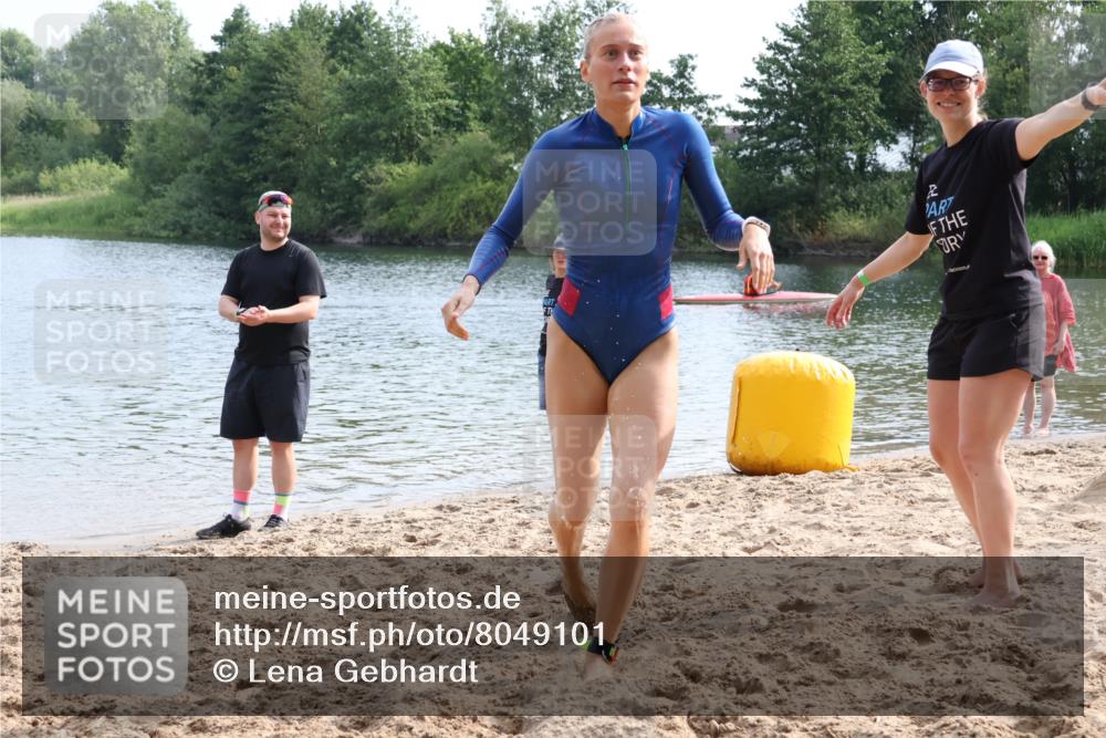 15.06.2025 - 27. Vierlanden-Triathlon Lena Gebhardt http://msf.ph/oto/8049101 15.06.2025 09:13:48 Schwimmen 203, 228 meine-sportfotos.de