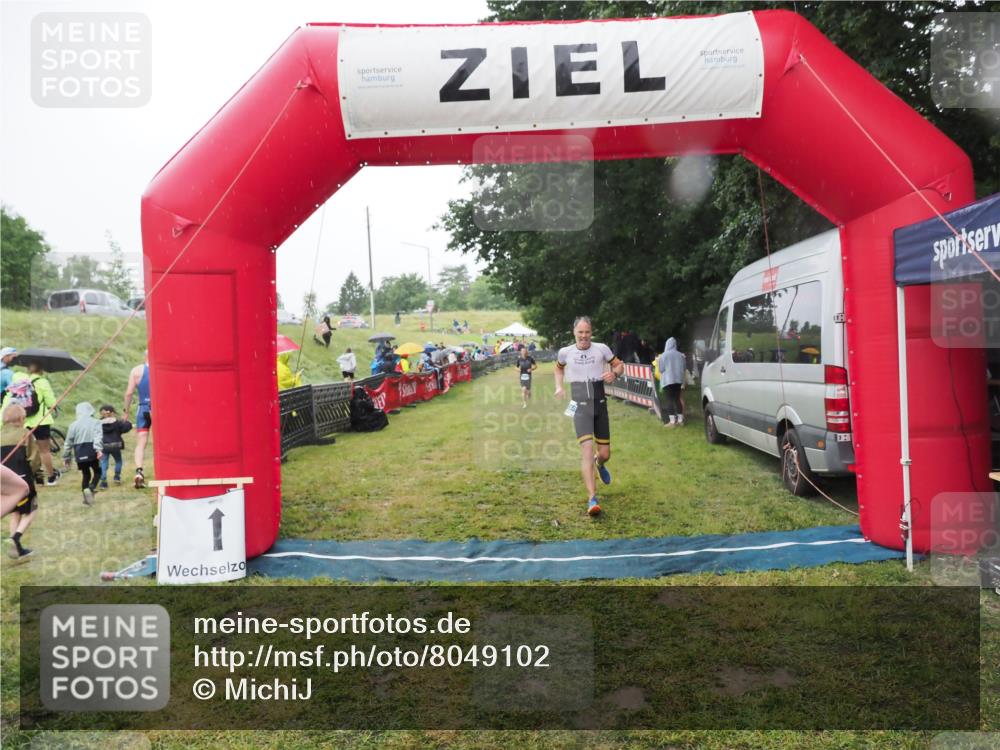 21.06.2025 - 27. Vierlanden-Triathlon MichiJ http://msf.ph/oto/8049102 15.06.2026 14:23:15 Ziel 1270, 1275 meine-sportfotos.de