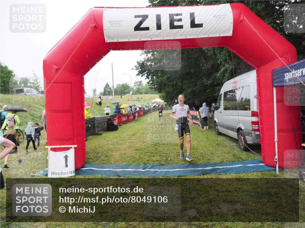 21.06.2025 - 27. Vierlanden-Triathlon MichiJ http://msf.ph/oto/8049106 15.06.2026 14:23:16 Ziel 1270, 1273, 1275 meine-sportfotos.de