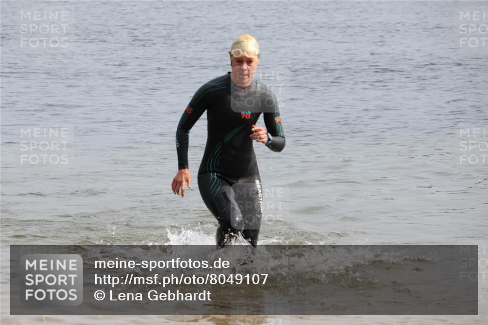 15.06.2025 - 27. Vierlanden-Triathlon Lena Gebhardt http://msf.ph/oto/8049107 15.06.2025 09:13:50 Schwimmen 203, 228 meine-sportfotos.de
