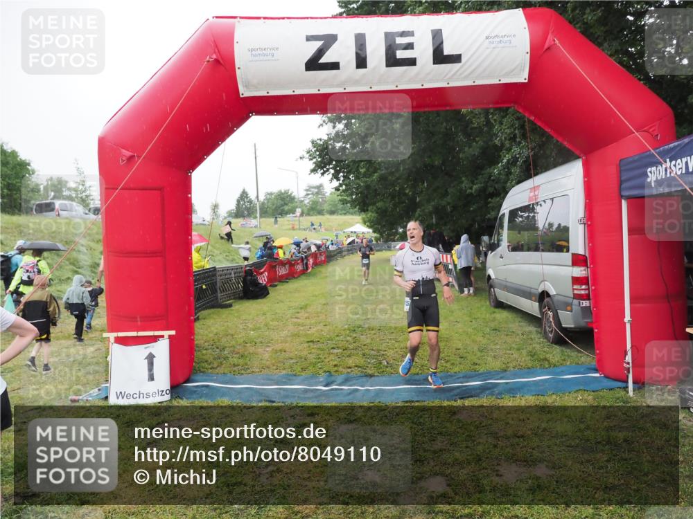 21.06.2025 - 27. Vierlanden-Triathlon MichiJ http://msf.ph/oto/8049110 15.06.2026 14:23:16 Ziel 1270, 1273, 1275 meine-sportfotos.de