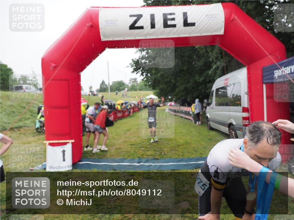 21.06.2025 - 27. Vierlanden-Triathlon MichiJ http://msf.ph/oto/8049112 15.06.2026 14:23:19 Ziel 1273, 1275 meine-sportfotos.de