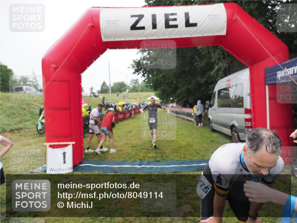 21.06.2025 - 27. Vierlanden-Triathlon MichiJ http://msf.ph/oto/8049114 15.06.2026 14:23:19 Ziel 1273, 1275 meine-sportfotos.de