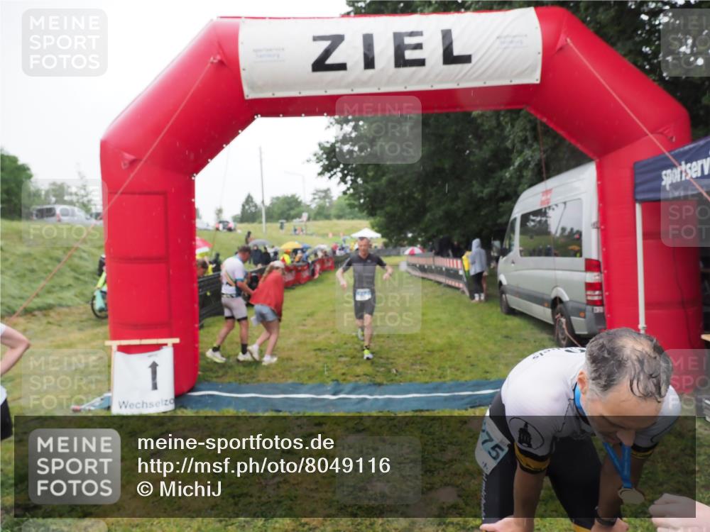 21.06.2025 - 27. Vierlanden-Triathlon MichiJ http://msf.ph/oto/8049116 15.06.2026 14:23:19 Ziel 1273, 1275 meine-sportfotos.de