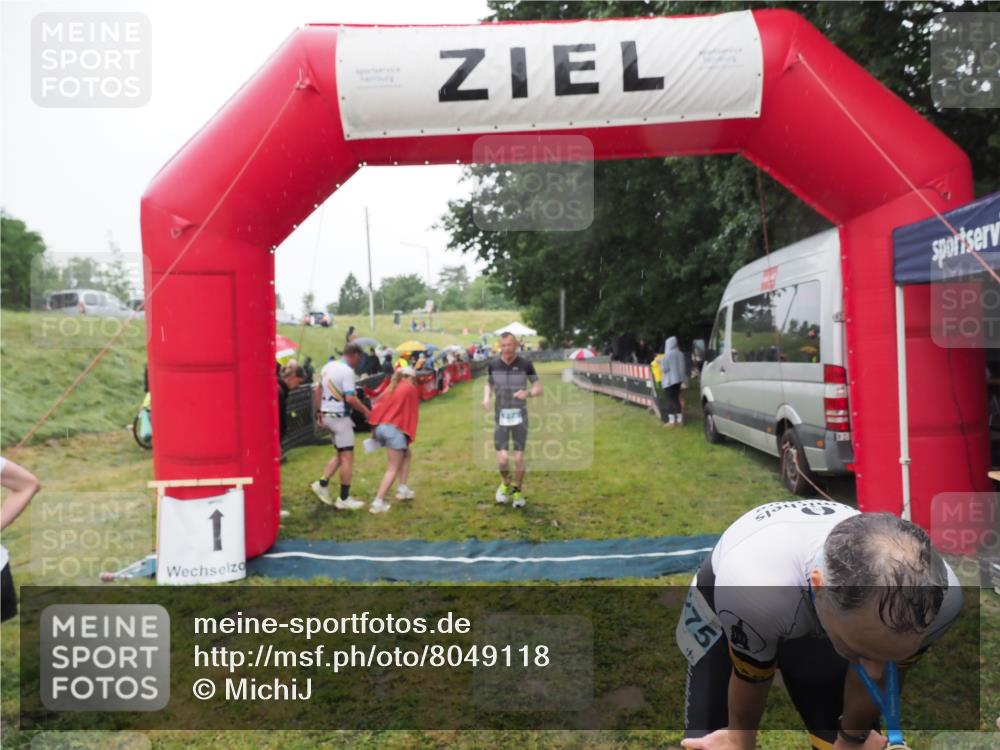 21.06.2025 - 27. Vierlanden-Triathlon MichiJ http://msf.ph/oto/8049118 15.06.2026 14:23:19 Ziel 1273, 1275 meine-sportfotos.de