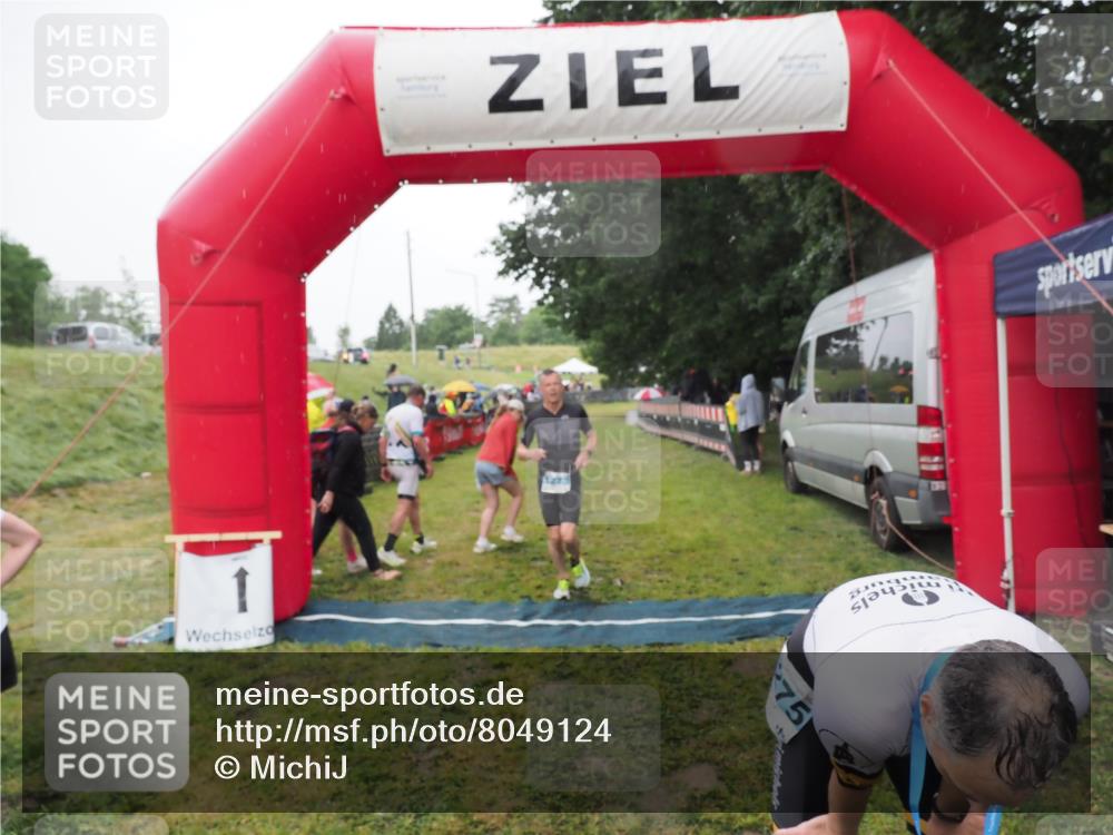 21.06.2025 - 27. Vierlanden-Triathlon MichiJ http://msf.ph/oto/8049124 15.06.2026 14:23:20 Ziel 1273, 1275 meine-sportfotos.de