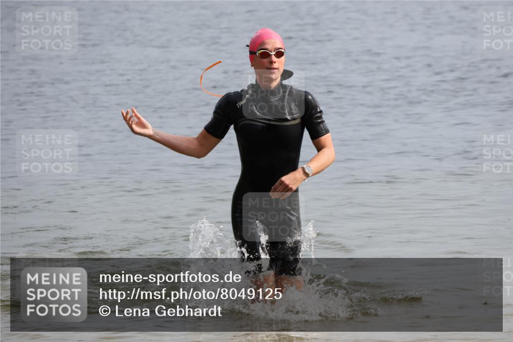 15.06.2025 - 27. Vierlanden-Triathlon Lena Gebhardt http://msf.ph/oto/8049125 15.06.2025 09:13:56 Schwimmen 198, 203, 228 meine-sportfotos.de