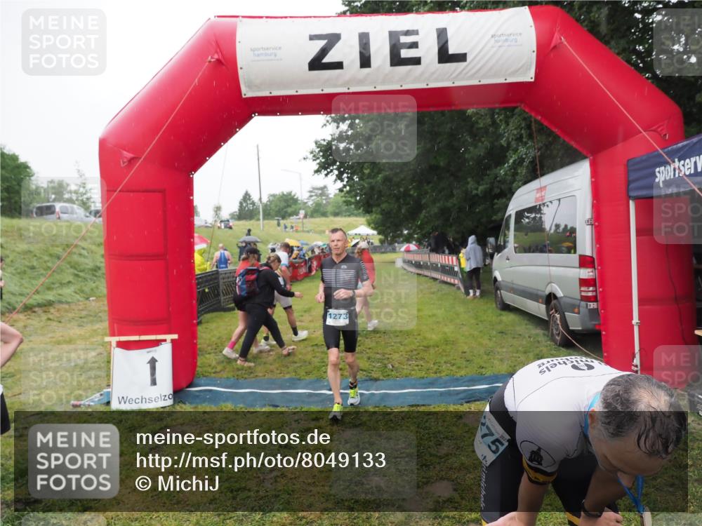 21.06.2025 - 27. Vierlanden-Triathlon MichiJ http://msf.ph/oto/8049133 15.06.2026 14:23:20 Ziel 1273, 1275 meine-sportfotos.de