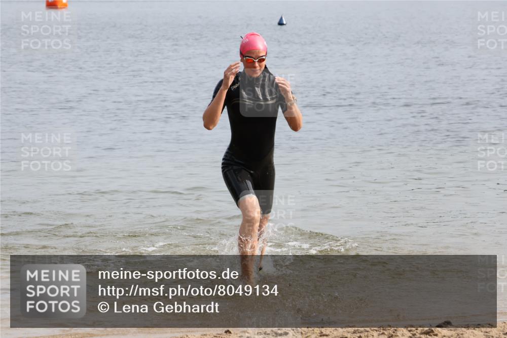 15.06.2025 - 27. Vierlanden-Triathlon Lena Gebhardt http://msf.ph/oto/8049134 15.06.2025 09:13:58 Schwimmen 198, 228 meine-sportfotos.de