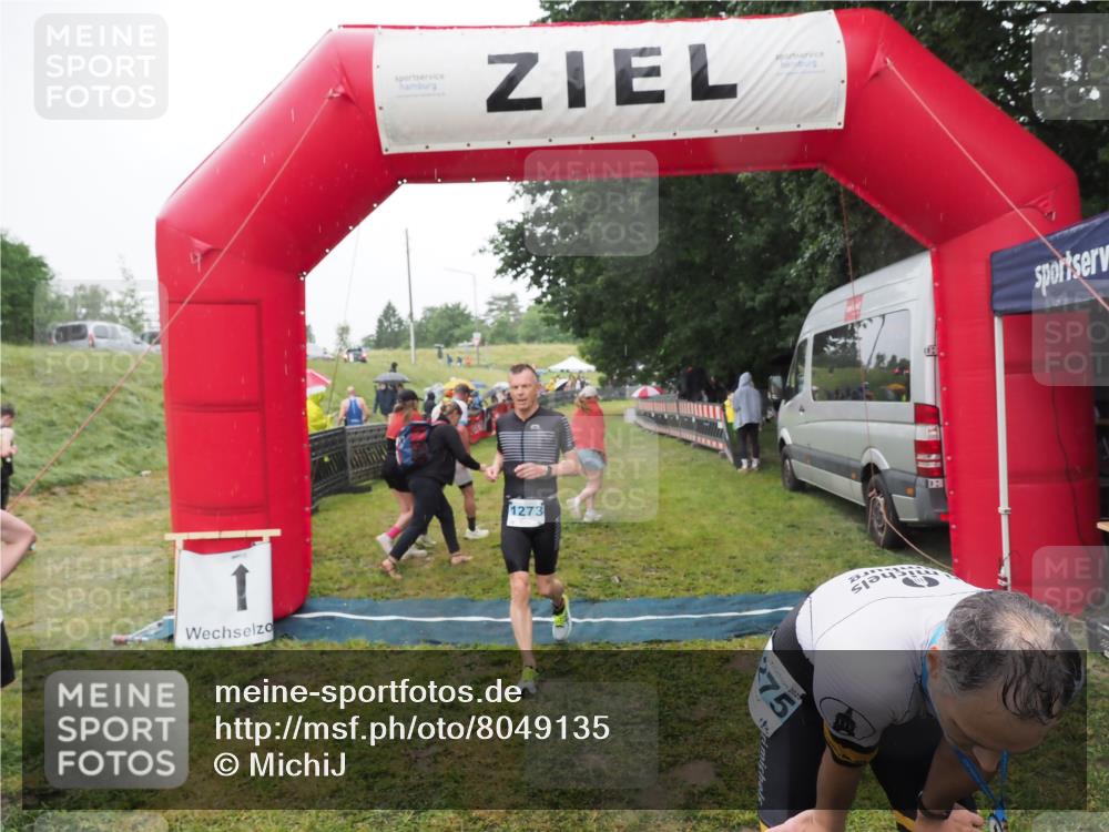 21.06.2025 - 27. Vierlanden-Triathlon MichiJ http://msf.ph/oto/8049135 15.06.2026 14:23:20 Ziel 1273, 1275 meine-sportfotos.de