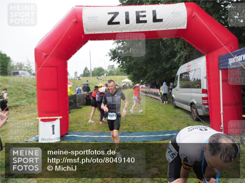 21.06.2025 - 27. Vierlanden-Triathlon MichiJ http://msf.ph/oto/8049140 15.06.2026 14:23:21 Ziel 1273, 1275 meine-sportfotos.de