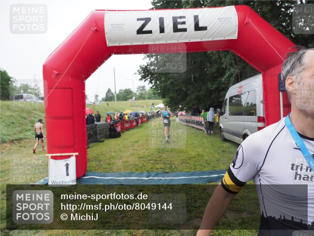 21.06.2025 - 27. Vierlanden-Triathlon MichiJ http://msf.ph/oto/8049144 15.06.2026 14:23:37 Ziel 1308 meine-sportfotos.de