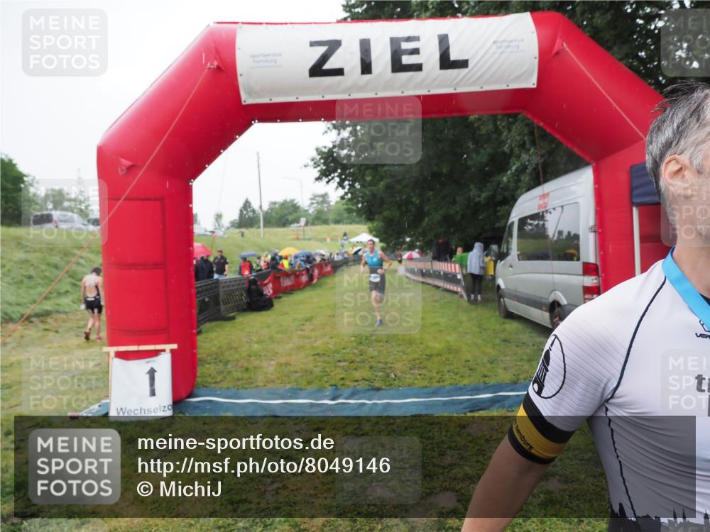 21.06.2025 - 27. Vierlanden-Triathlon MichiJ http://msf.ph/oto/8049146 15.06.2026 14:23:37 Ziel 1308 meine-sportfotos.de