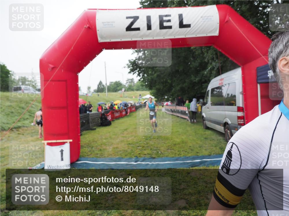 21.06.2025 - 27. Vierlanden-Triathlon MichiJ http://msf.ph/oto/8049148 15.06.2026 14:23:38 Ziel 1308 meine-sportfotos.de