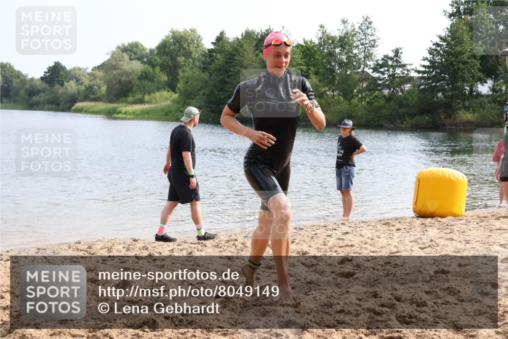 15.06.2025 - 27. Vierlanden-Triathlon Lena Gebhardt http://msf.ph/oto/8049149 15.06.2025 09:14:01 Schwimmen 198, 228 meine-sportfotos.de