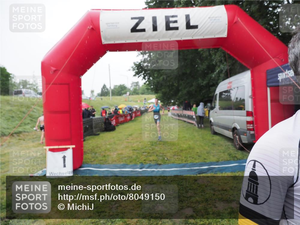 21.06.2025 - 27. Vierlanden-Triathlon MichiJ http://msf.ph/oto/8049150 15.06.2026 14:23:38 Ziel 1308 meine-sportfotos.de