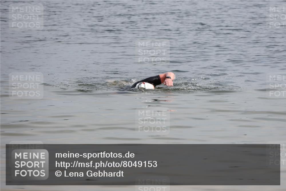 15.06.2025 - 27. Vierlanden-Triathlon Lena Gebhardt http://msf.ph/oto/8049153 15.06.2025 09:22:50 Schwimmen  meine-sportfotos.de