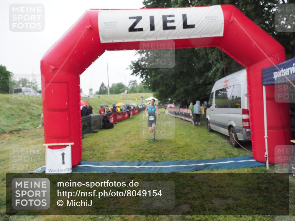 21.06.2025 - 27. Vierlanden-Triathlon MichiJ http://msf.ph/oto/8049154 15.06.2026 14:23:38 Ziel 1308 meine-sportfotos.de