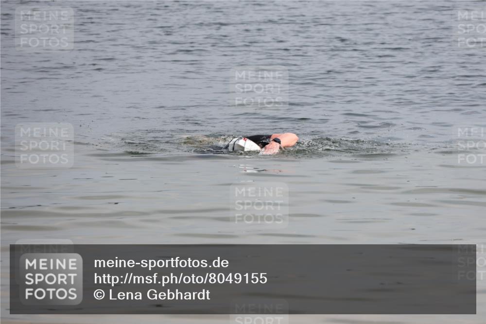 15.06.2025 - 27. Vierlanden-Triathlon Lena Gebhardt http://msf.ph/oto/8049155 15.06.2025 09:22:50 Schwimmen  meine-sportfotos.de