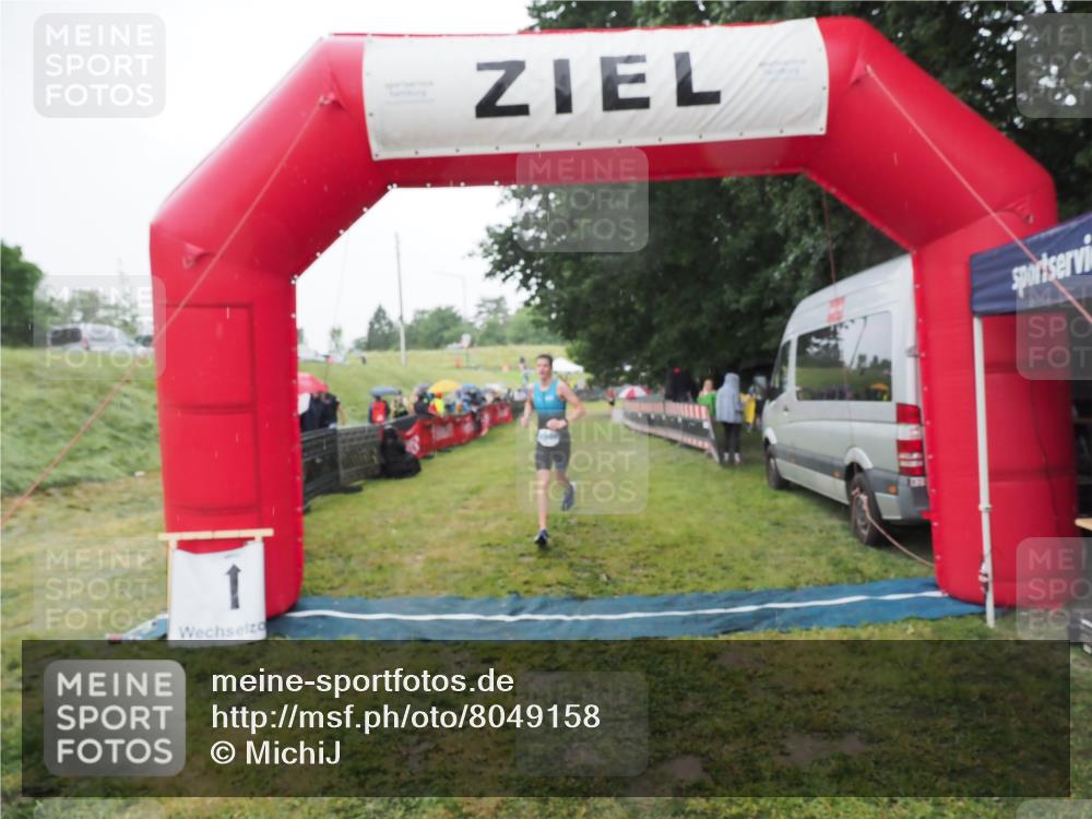 21.06.2025 - 27. Vierlanden-Triathlon MichiJ http://msf.ph/oto/8049158 15.06.2026 14:23:38 Ziel 1308 meine-sportfotos.de